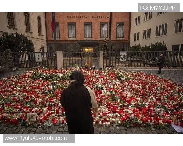 巴萨今日训练前为西班牙列车事故遇难者举行默哀仪式表达哀悼之情 巴萨今日训练前为西班牙列车事故遇难者举行默哀仪式表达哀悼之情